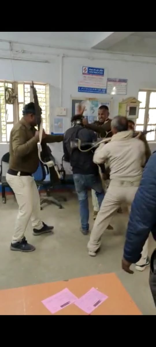 Bank robbery with hammer: after breaking the glass of the Central Bank asked for money in Katihar
