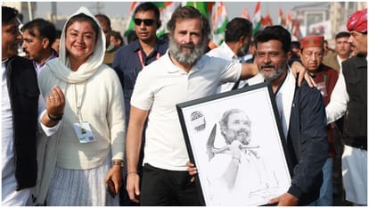 समर्थक के साथ राहुल गांधी।