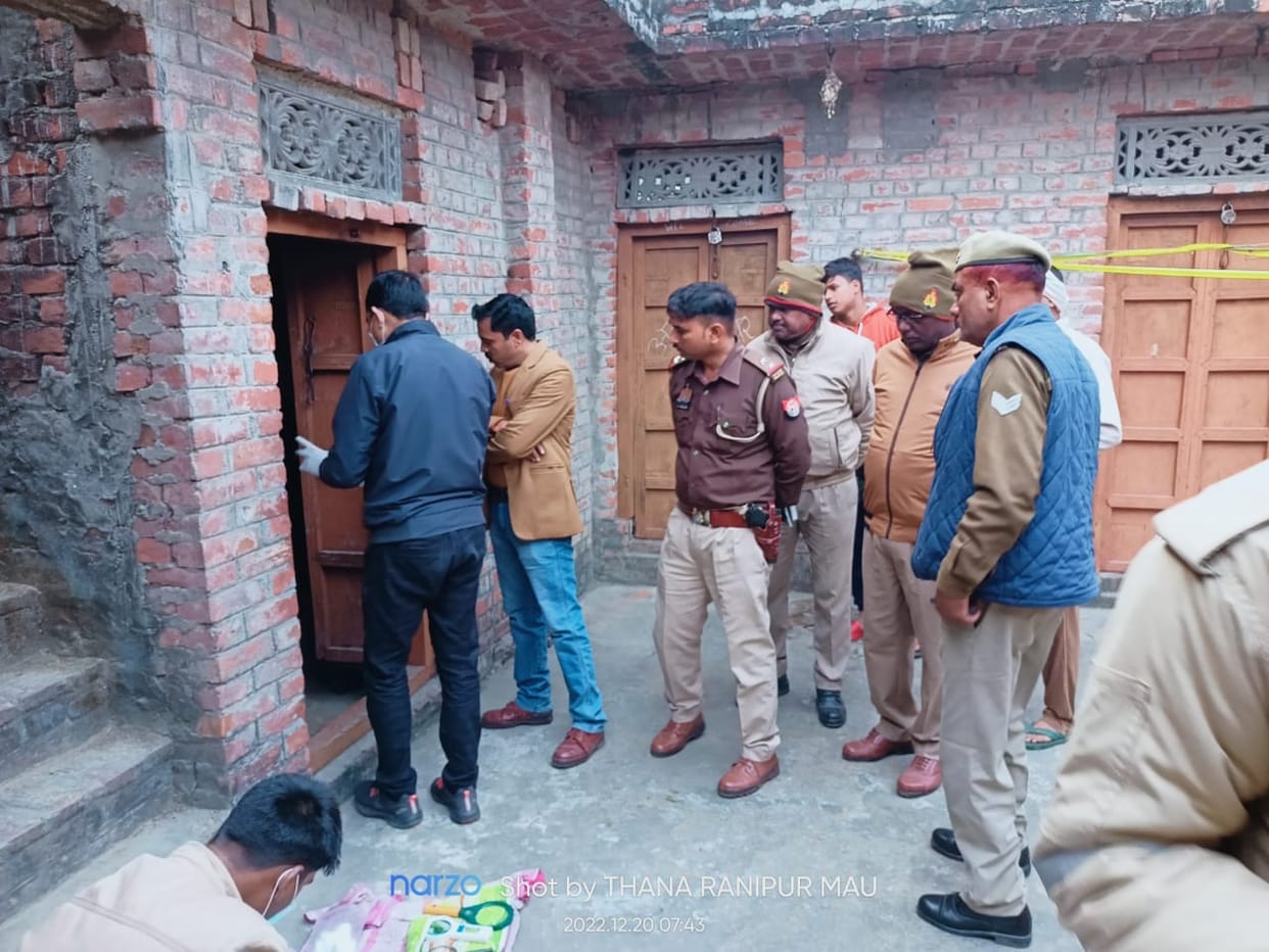 Thieves are high in Mau: goods worth lakhs were stolen from three houses in film style, the family was present