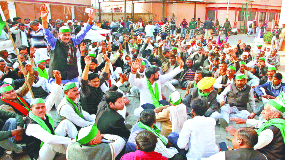 Farmers protest in agra collectorate and submitted memorandum regarding many demands