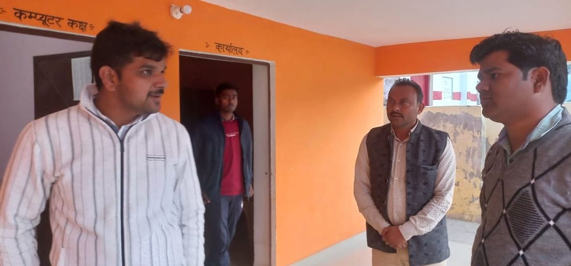 Hardoi, Contractor's stuff found filled in Panchayat Bhavan