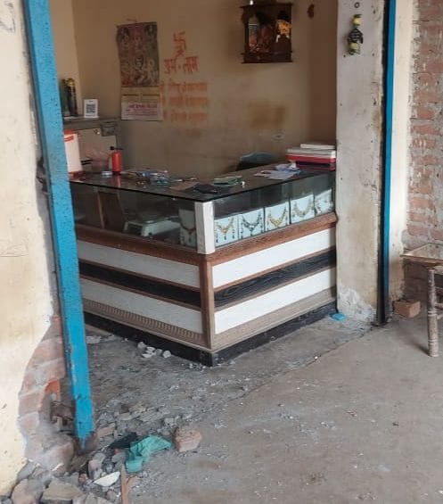 Hardoi, Locks of four shops were broken in one night, jewelery worth lakhs crossed
