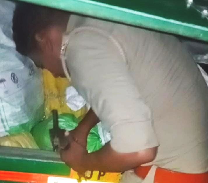 Hardoi, While searching the bus, the video of having a pistol in hand went viral