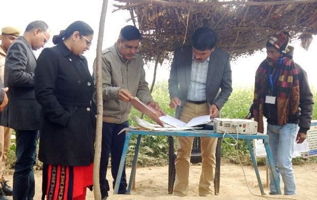 Hardoi, Farmers said, money is taken in the name of sugarcane unload