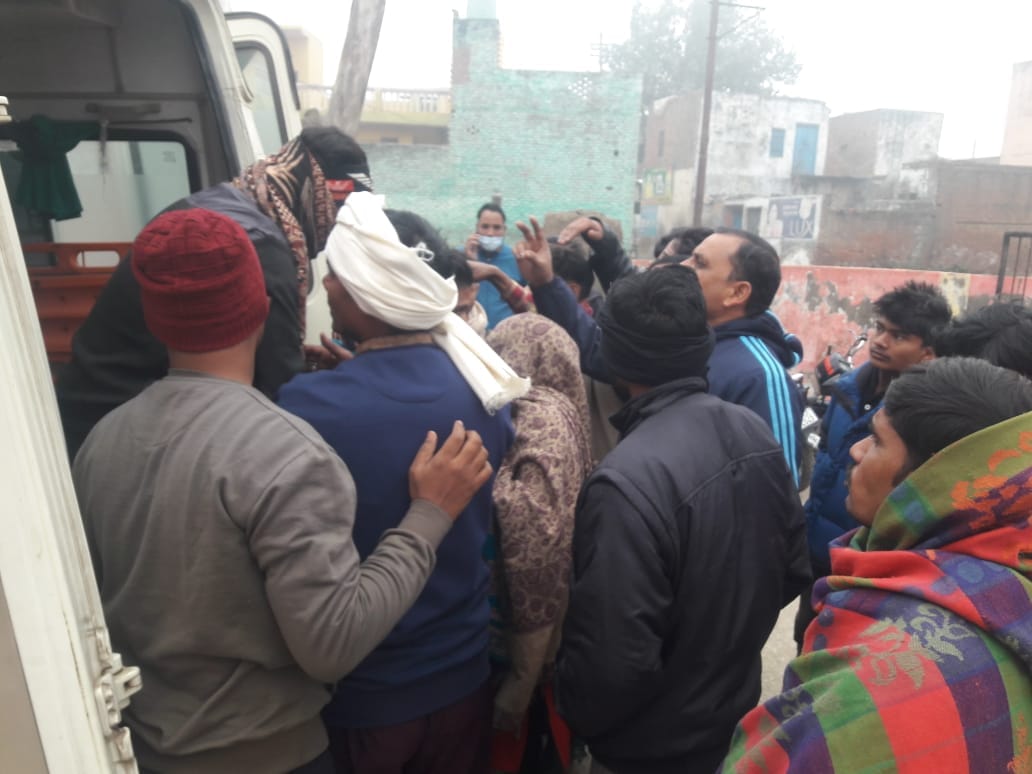 Baghpat: ten injured including three girl students after A tempo full of laborers overturned