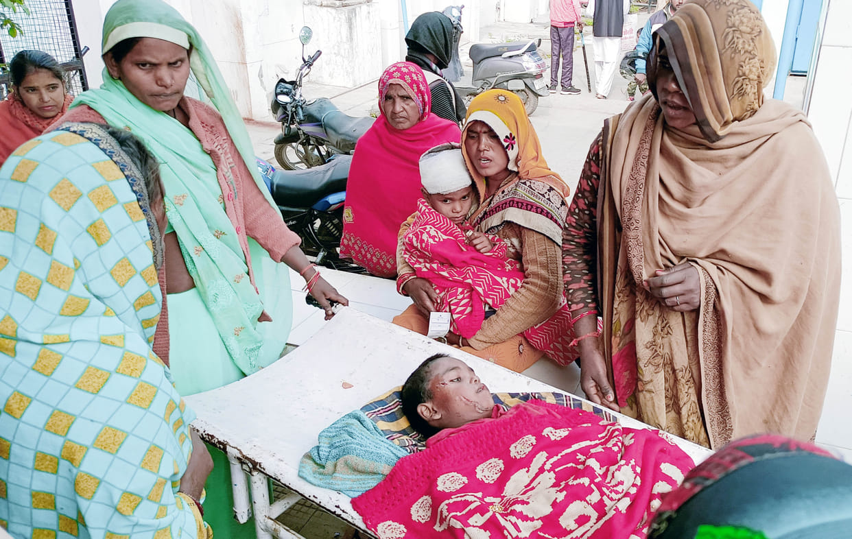 Hamirpur: Children playing outside the house were thrown into the well