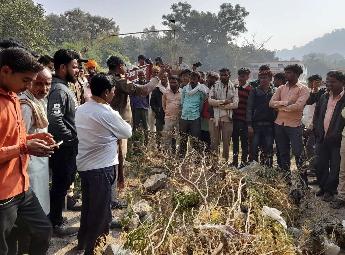 Mahoba: Farmers jammed for not getting urea