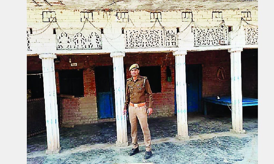 Bulldozers action on the gangster in Fatehpur, the house was built in place of the temple