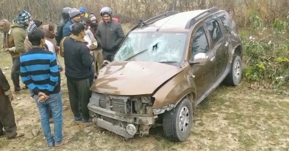 High speed dumper hit the car in Hamirpur, two injured including inspector