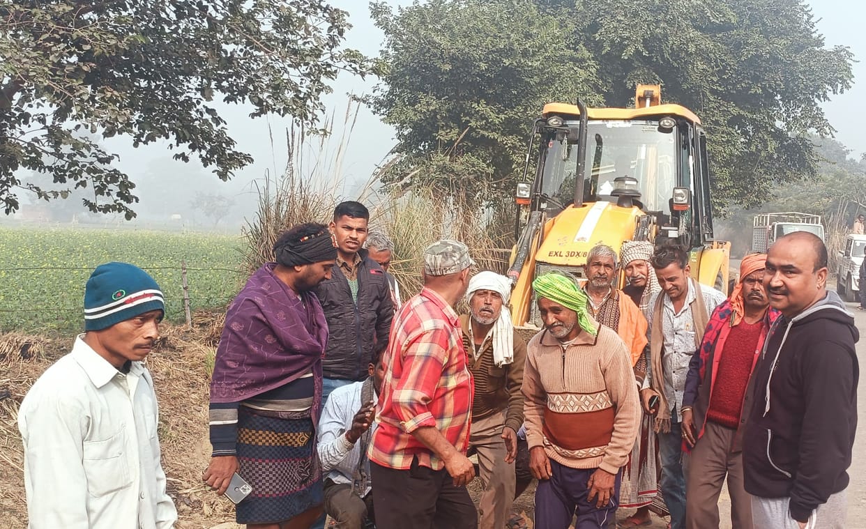 The farmers stopped the work of the expressway by telling less compensation