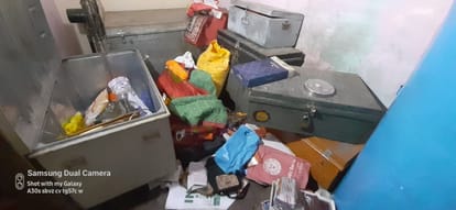 Thieves are high in Mau: goods worth lakhs were stolen from three houses in film style, the family was present