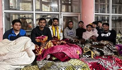 पीजीआई के निदेशक कार्यालय के बाहर धरना देते एमबीबीएस के विद्यार्थी। अमर उजाला