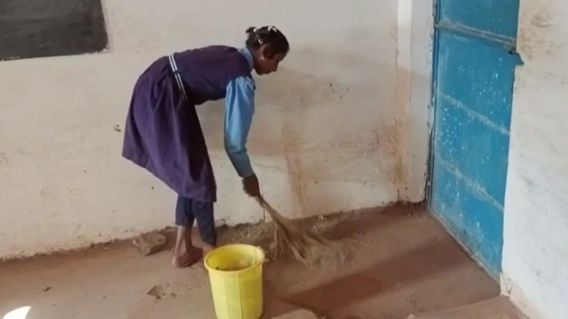 Water being filled by the children in the government school of Shahdol read more in hindi
