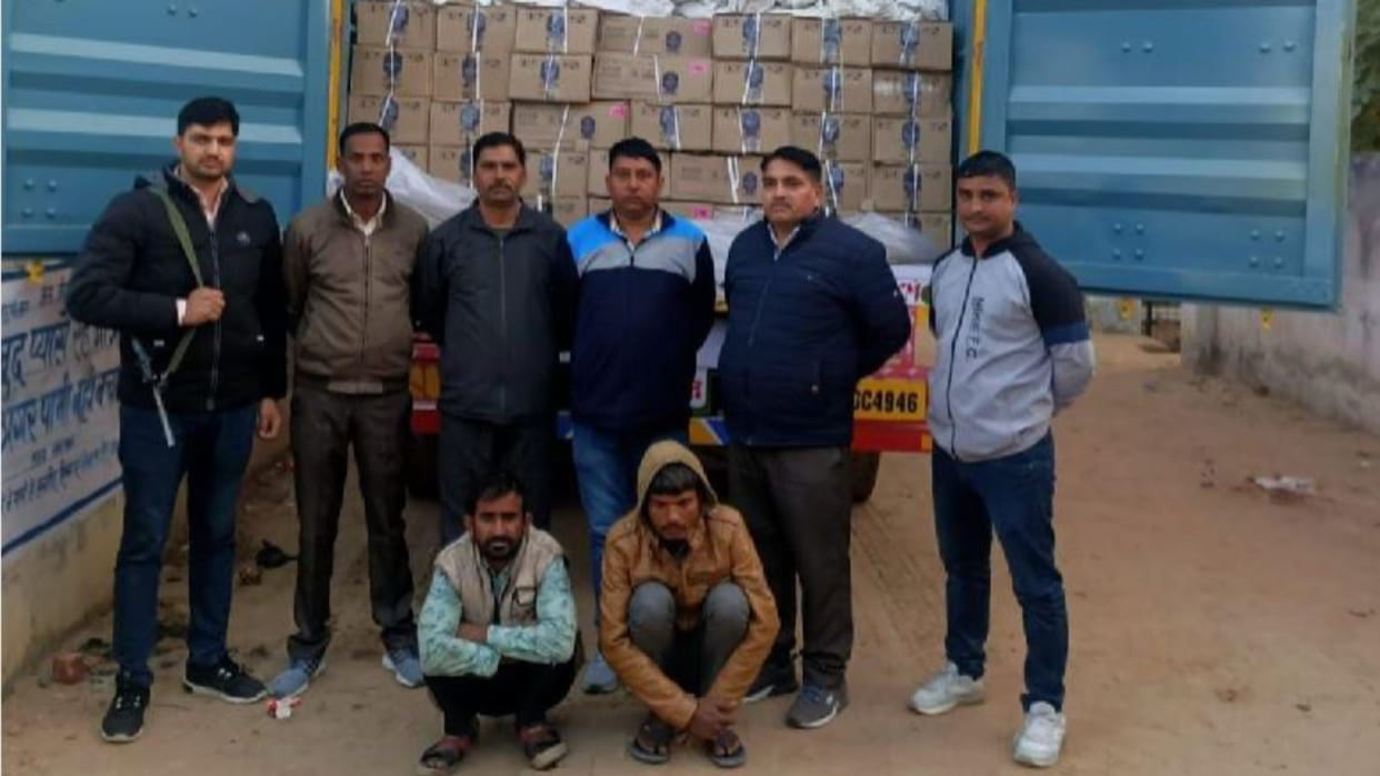 Truck carrying liquor illegally caught in Bhiwani of Haryana