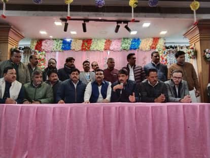 प्रेस वार्ता में मौजूद इमरान मसूद