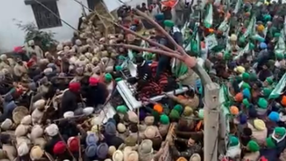 Protesting farmers came face-to-face with police officials Zira of firozpur