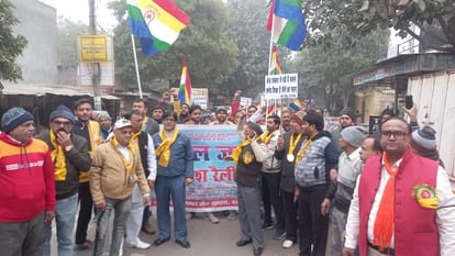 रैली निकालते जैन समाज के लोग