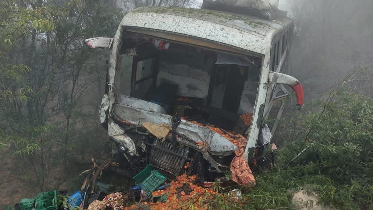 Bus and Container Collapsed, One Person Died in Road Accident in Greater Noida News in Hindi