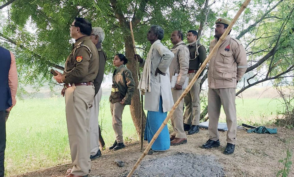 Hamirpur: Girl's dead body found hanging from a tree outside the village