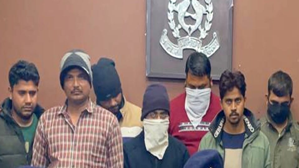 Mathura police arrested seven smugglers for smuggling red sandalwood in Pushpa movie style