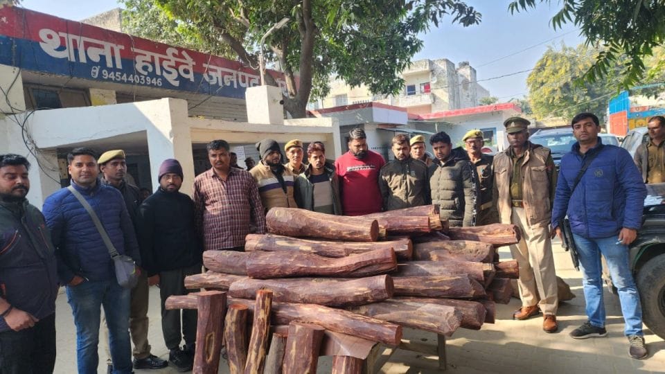 Mathura police arrested seven smugglers for smuggling red sandalwood in Pushpa movie style