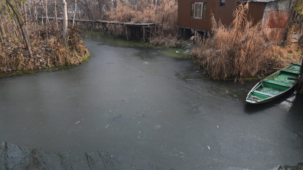 jammu kashmir Weather Update Valley ready for Chilla Kalan water sources start freezing