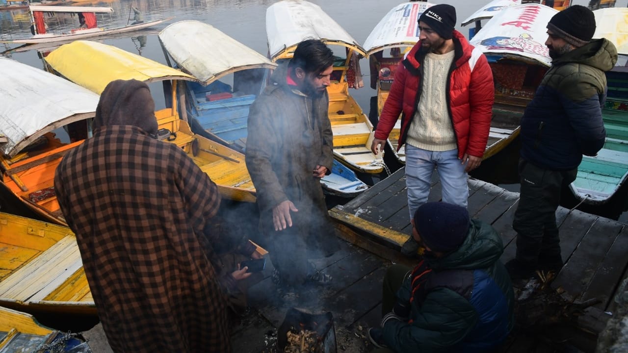 jammu kashmir Weather Update Valley ready for Chilla Kalan water sources start freezing