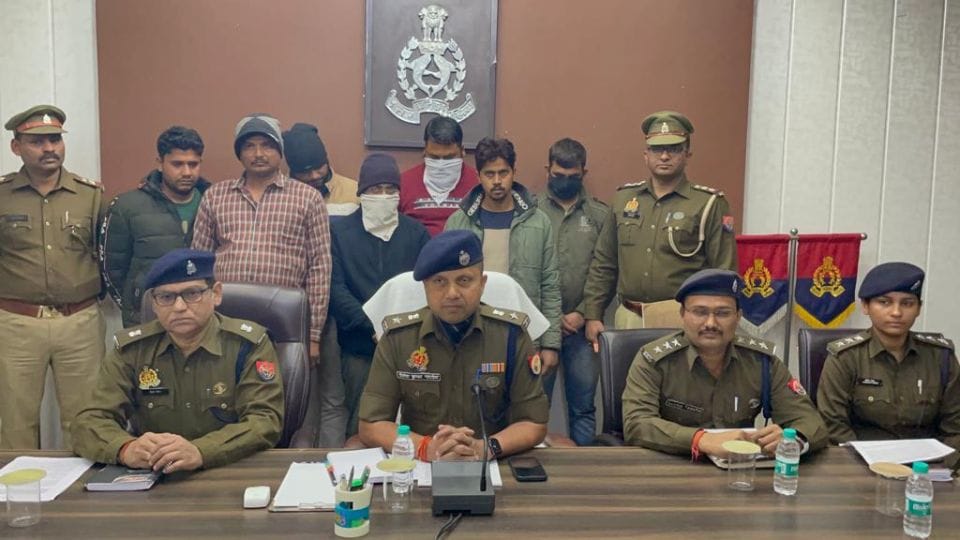 Mathura police arrested seven smugglers for smuggling red sandalwood in Pushpa movie style