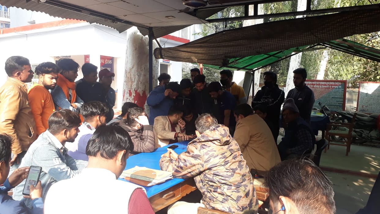 Bareilly: Head Muharrir misbehaves with BJYM leader commotion in police station