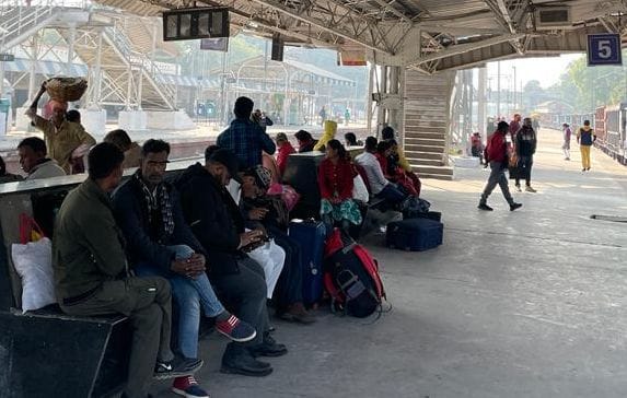 Fog spoiled the movement of trains, buses, passengers were stranded