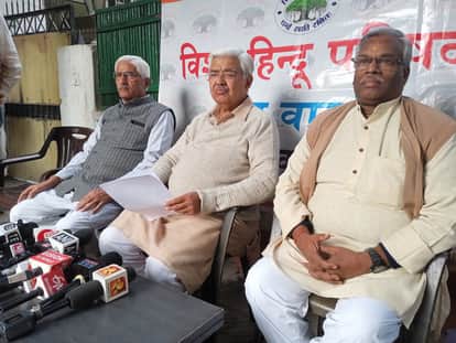 VHP के राष्ट्रीय अध्यक्ष एडवोकेट आलोक कुमार प्रेस कांफ्रेंस करते हुए।