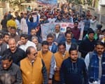 एटा। शहर में जुलूस निकालते जैन समाज के लोग। संवाद