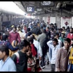 कोहरे के कारण 10 घंटे देरी से पहुंची ट्रेन।