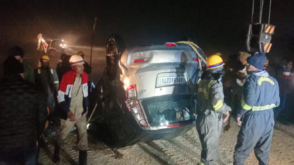 Lucknow : Car drowned in Gomti river, two came out safely, two drowned, search continues
