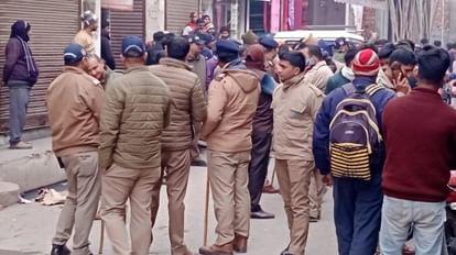 Roorkee Crime news miscreants looted Money from car rider by taking lift