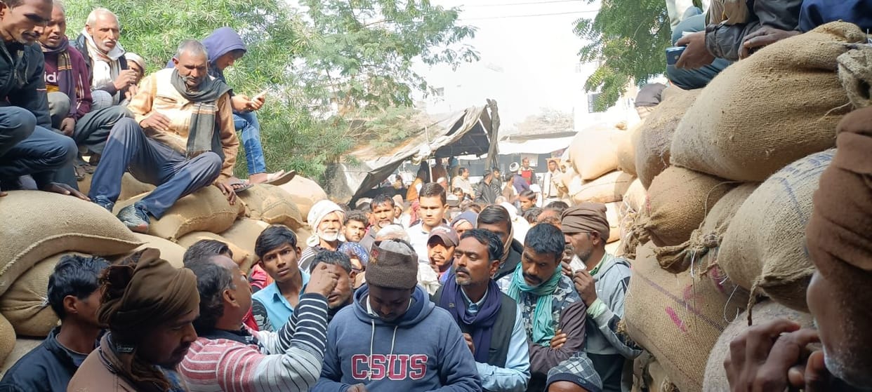 Crowd of farmers gathered for urea in Sadhan Sahakari Samiti Ajuha