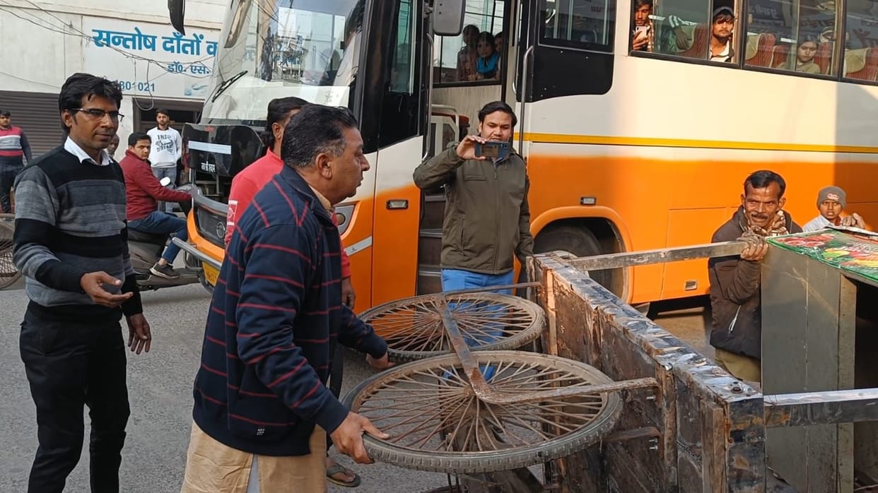 Seized hawkers by running anti-encroachment campaign