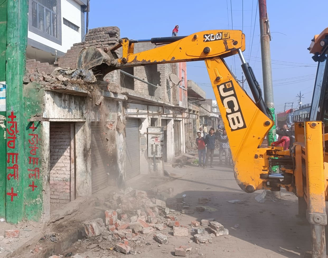 Etah: JCB running on Etah-Agra road, demolished encroachment