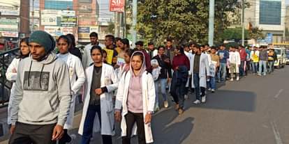 बॉन्ड पॉलिसी के विरोध में रोहतक पीजीआई के निदेशक कार्यालय से मेडिकल मोड़ तक रोष मार्च निकालते एम?