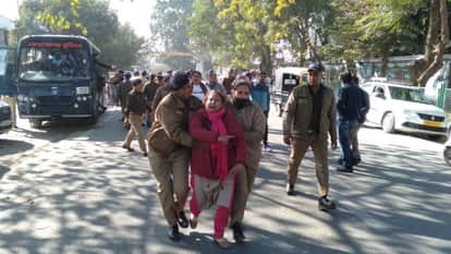 प्रदर्शन करते कर्मचारी