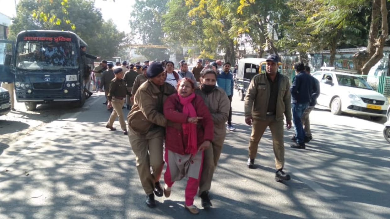 Uttarakhand Assembly Police arrested dismissed employees sitting on dharna outside the Vidhansabha