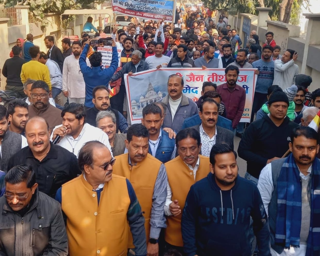 Etah: Anger over Sammed Shikhar, Jain community came out on the streets by closing the market