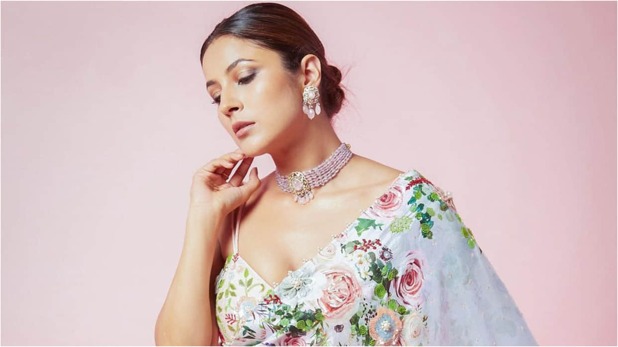 Fashion Tips To Keep In Mind While Wearing Floral Saree On Occasion Of Day