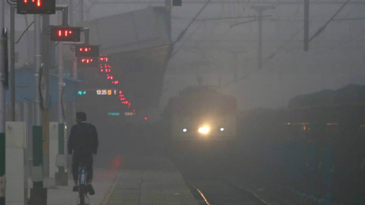 Weather Update of four days: Snow-frozen Ladakh-Srinagar, fog wreaks havoc in North India