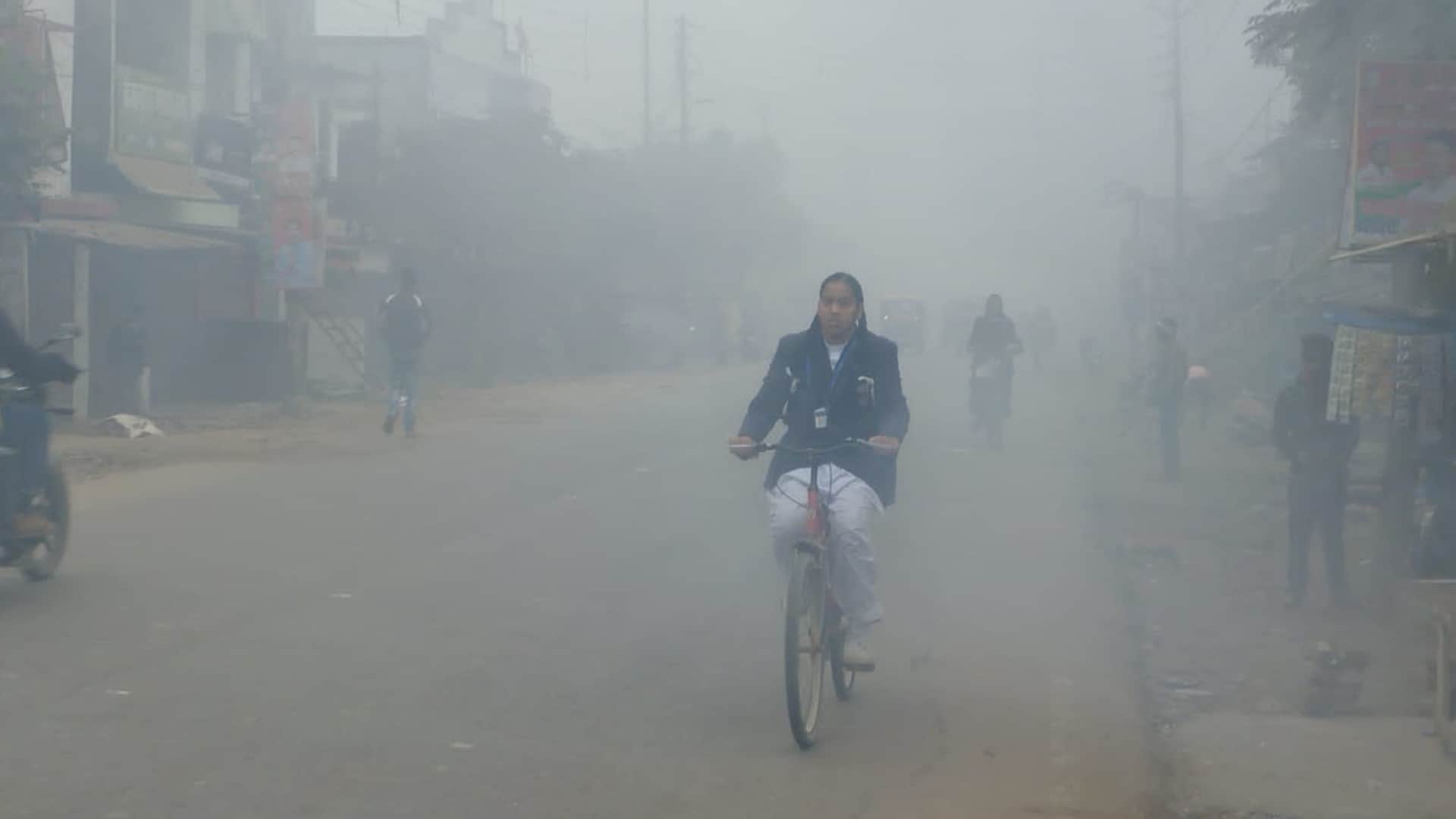 Train bus and airplane travel also affected due to fog in UP Gorakhpur