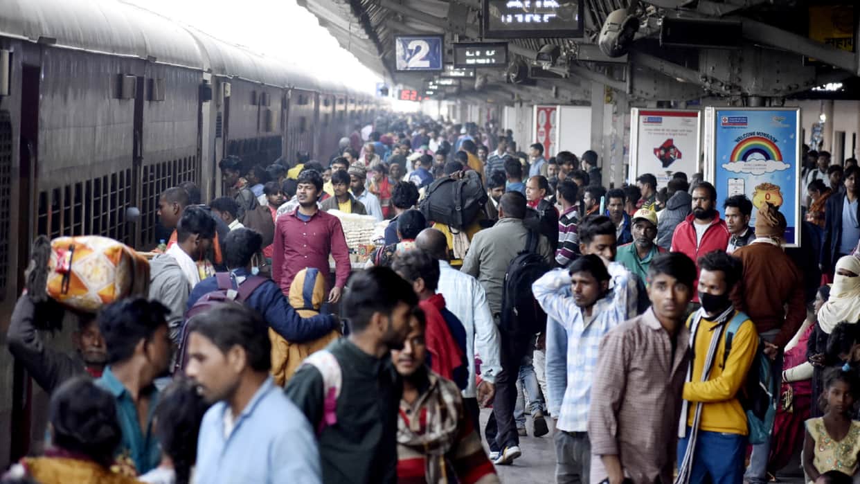 Train bus and airplane travel also affected due to fog in UP Gorakhpur