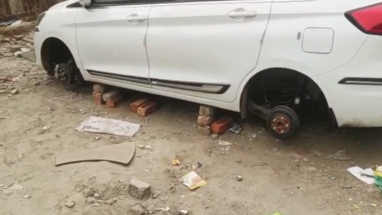 Car parked on bricks after stolen tyres in Ghaziabad