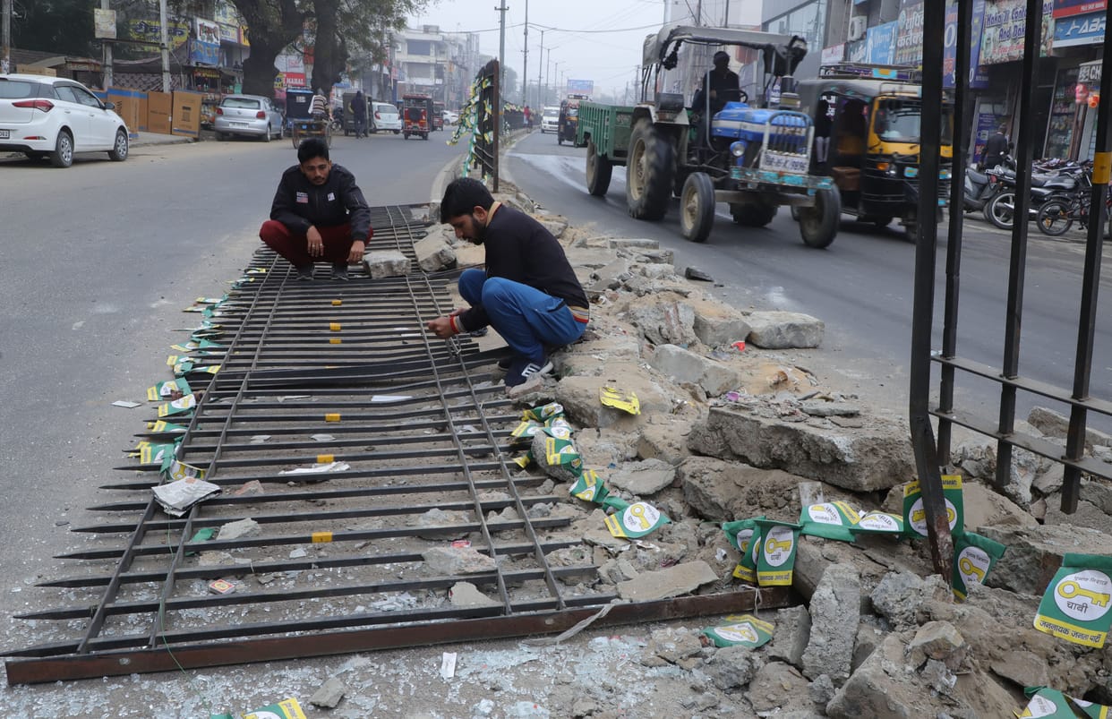 Damaged railing broken again due to vehicle collision at Hansi Gate at night, fear of accidents