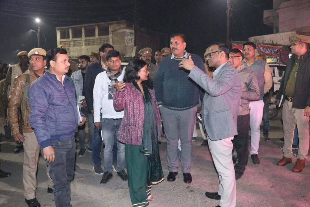Hathras: DM angry seeing the chaos at the shelter