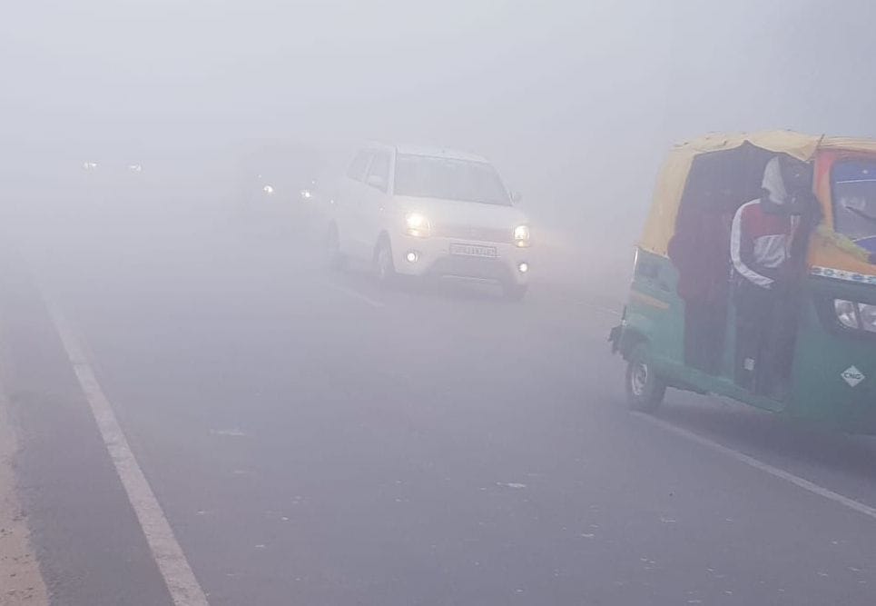 Etah: Fog remained for the third day, the speed of vehicles stopped